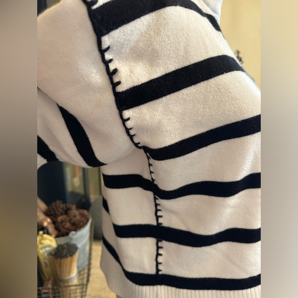 TAHARI Black & White Pullover Stripe Sweater w/ Thick Stitch Decal - Large - Picture 4 of 11